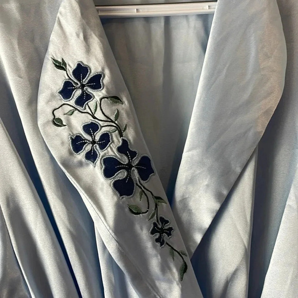 Jones New York L/XL satin like robe - Picture 3 of 6